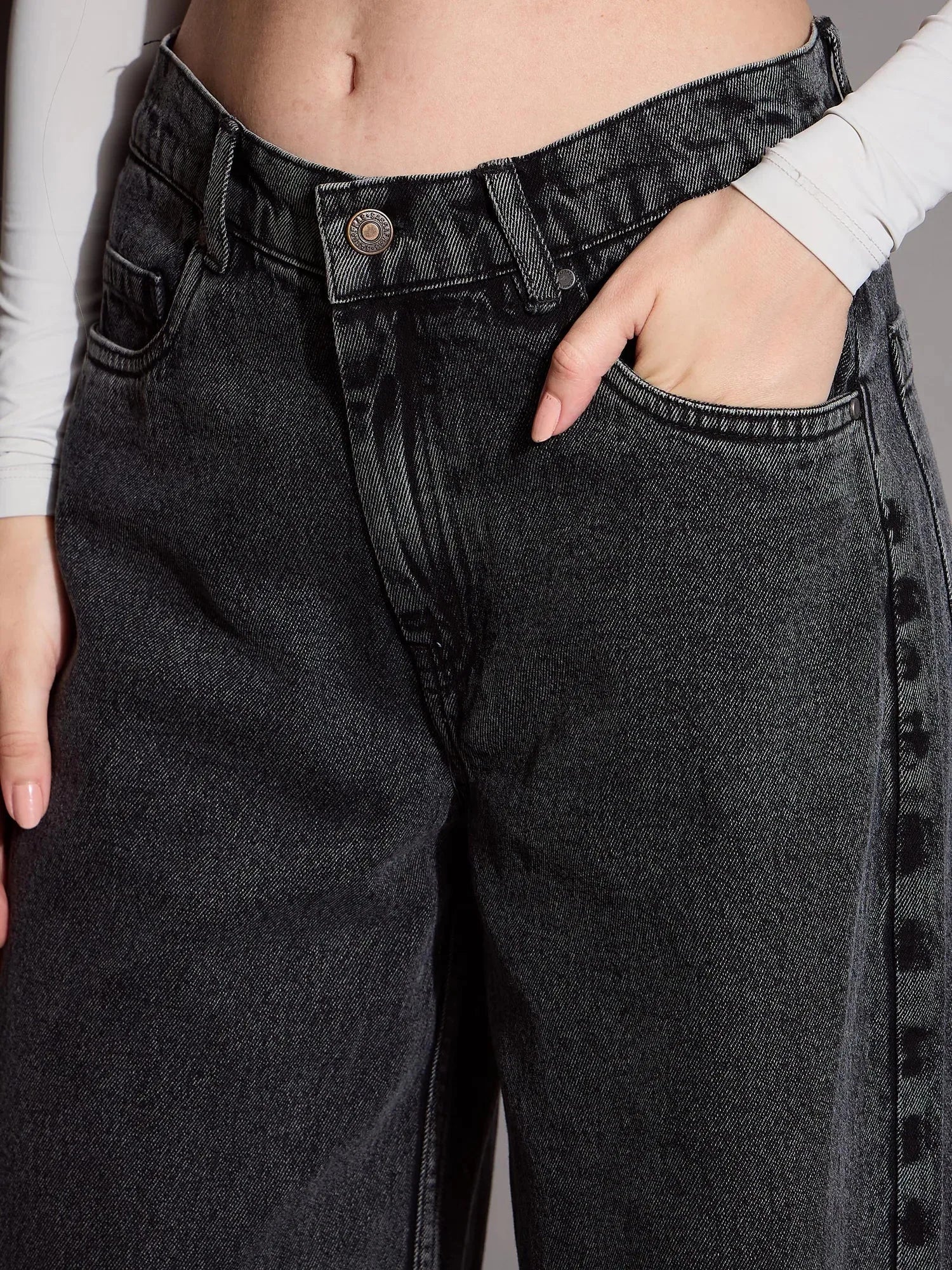 Black Low Waist Wide Leg Jeans: Stylish Women's Denim