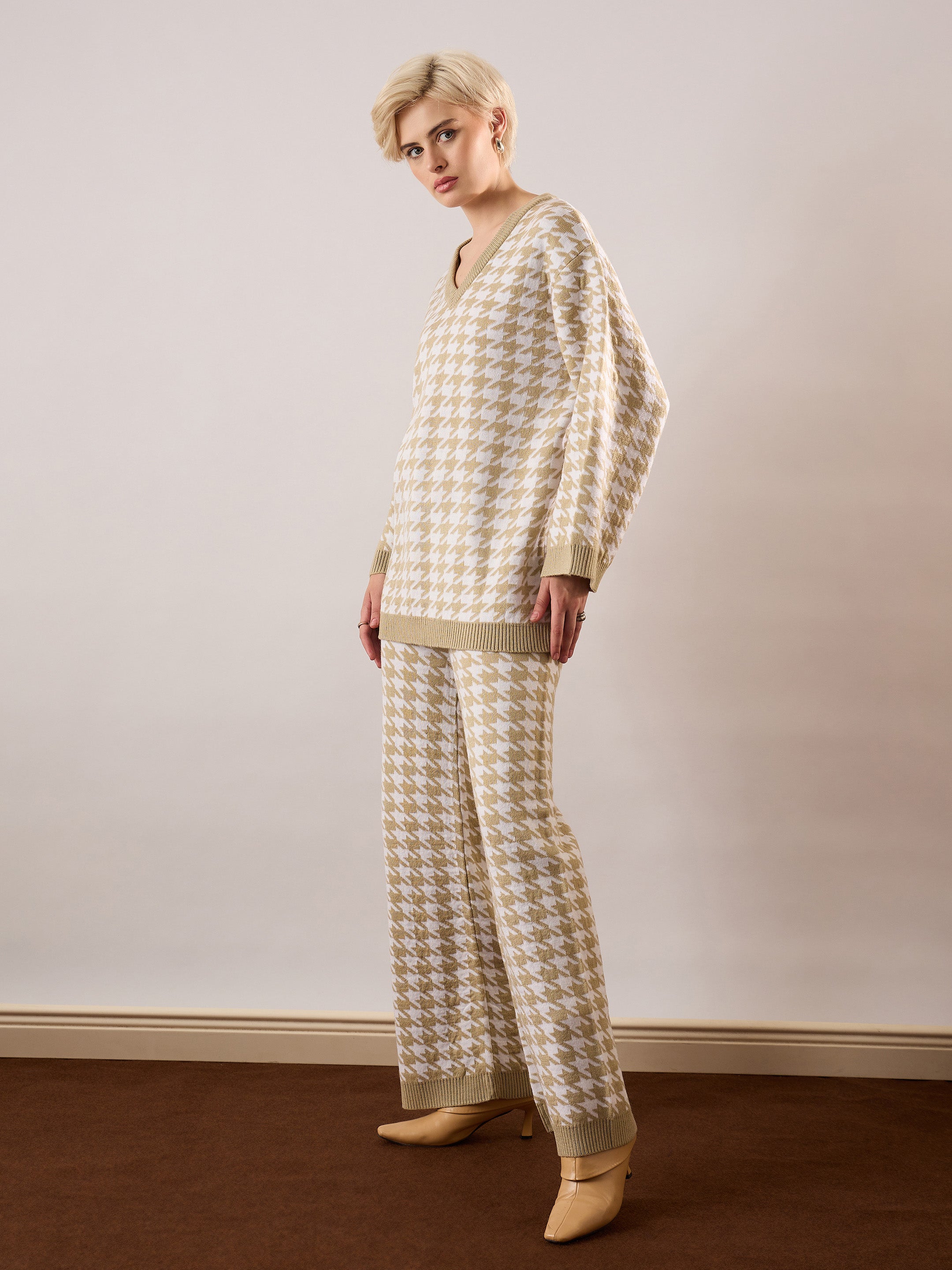 Women Beige & White Houndstooth V-Neck Sweater With Joggers-SFSETS96602