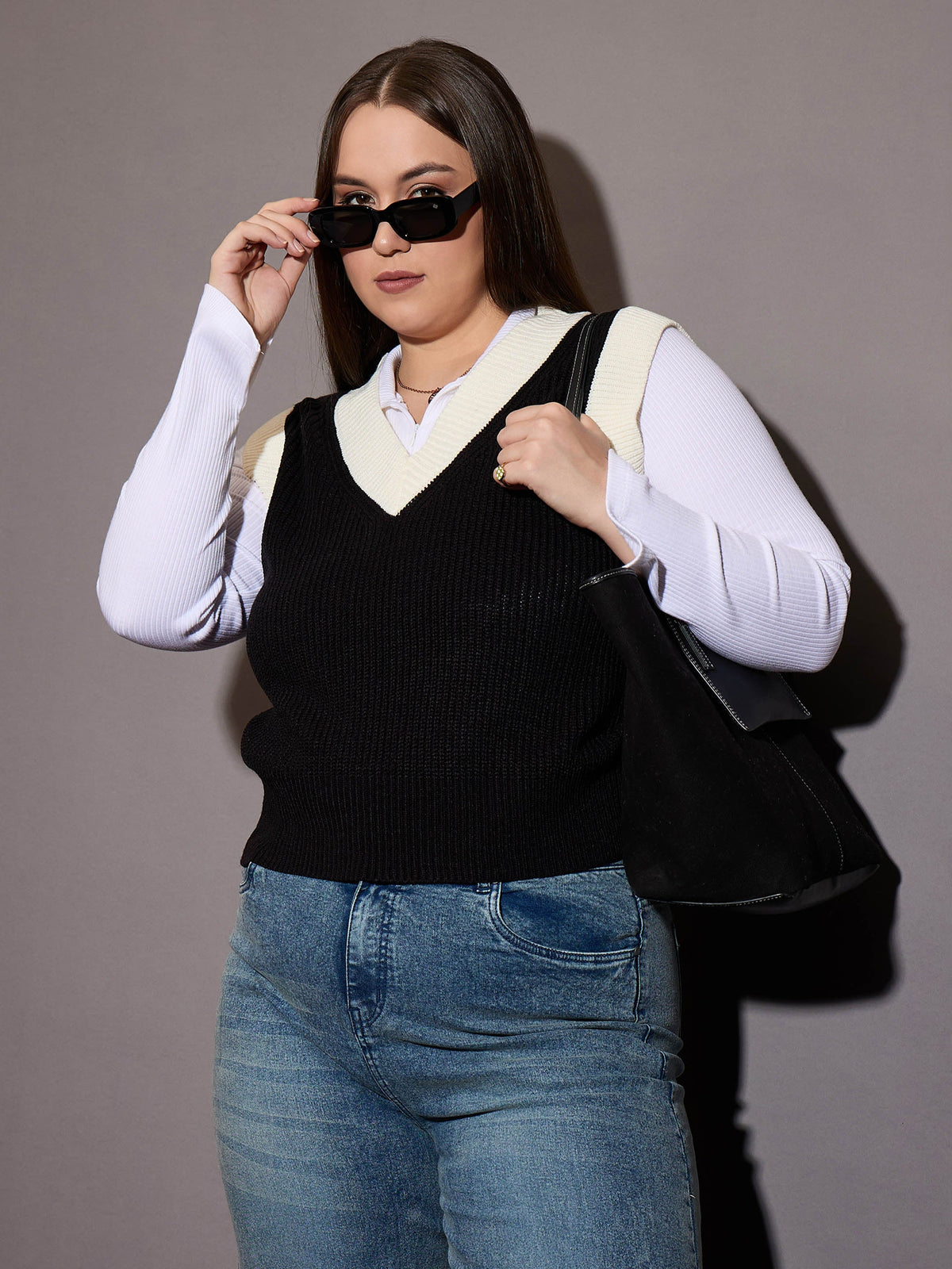 Women Curve Black & White Solid V-Neck Sweater Vest-SFSWSH7591