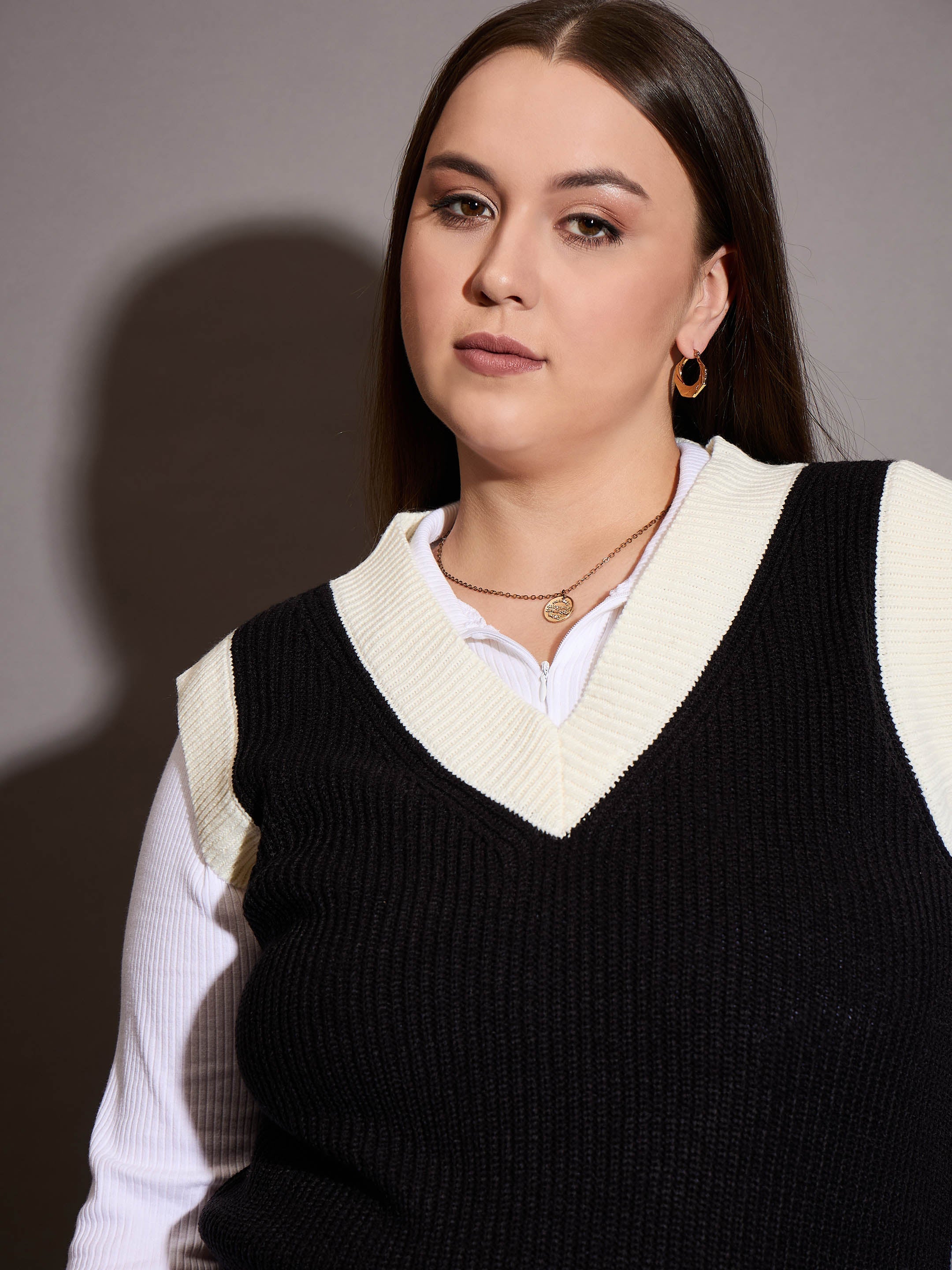 Women Curve Black & White Solid V-Neck Sweater Vest-SFSWSH7591