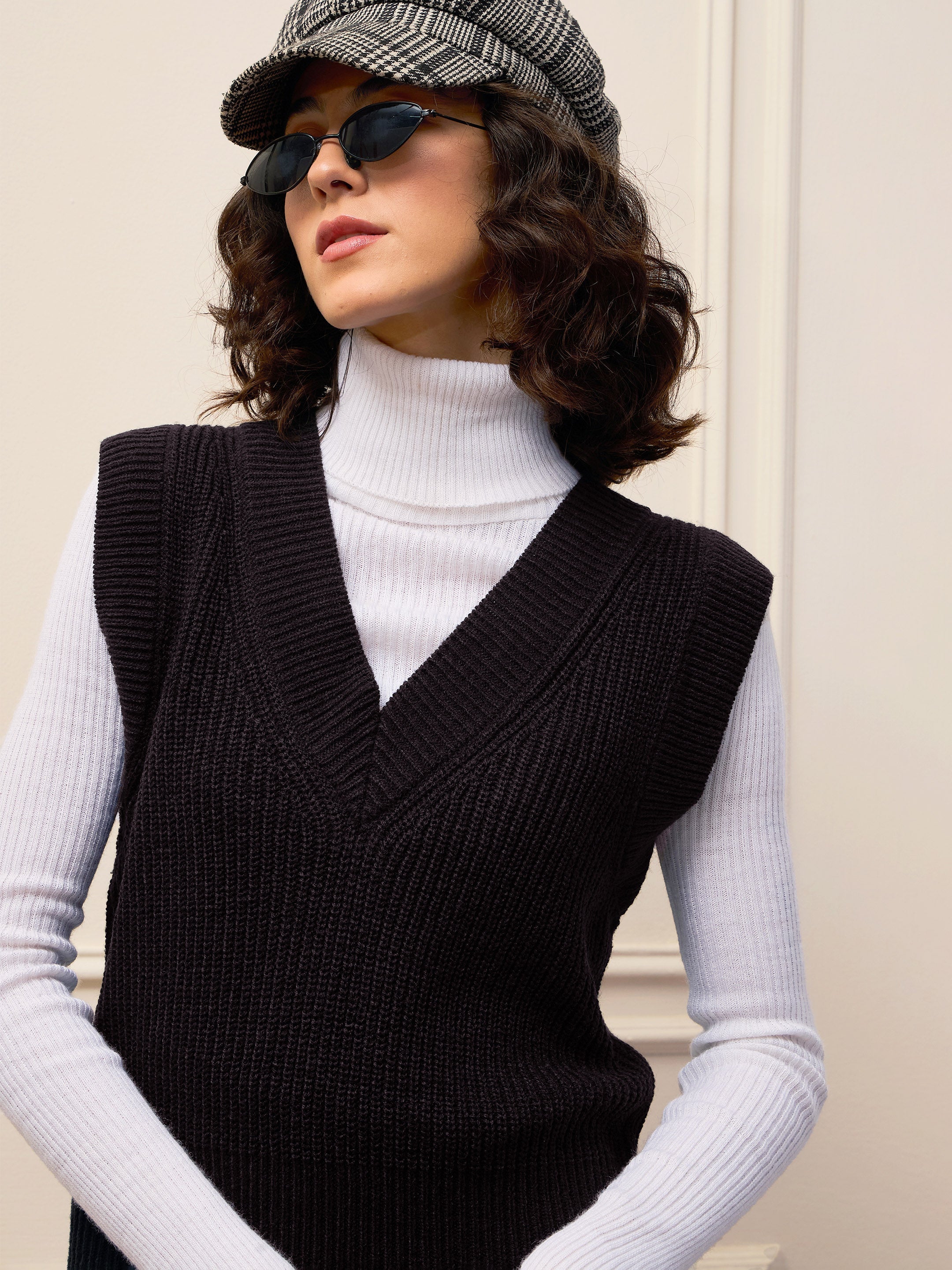 Women Black Solid V-Neck Sweater Vest-SFSWSH7610