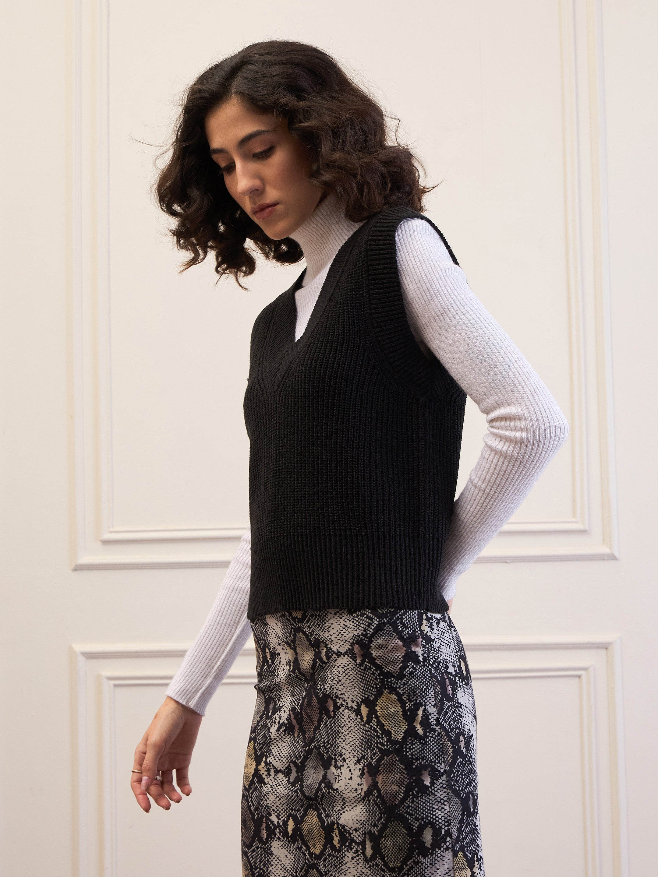 Women Black Solid V-Neck Sweater Vest-SFSWSH7610
