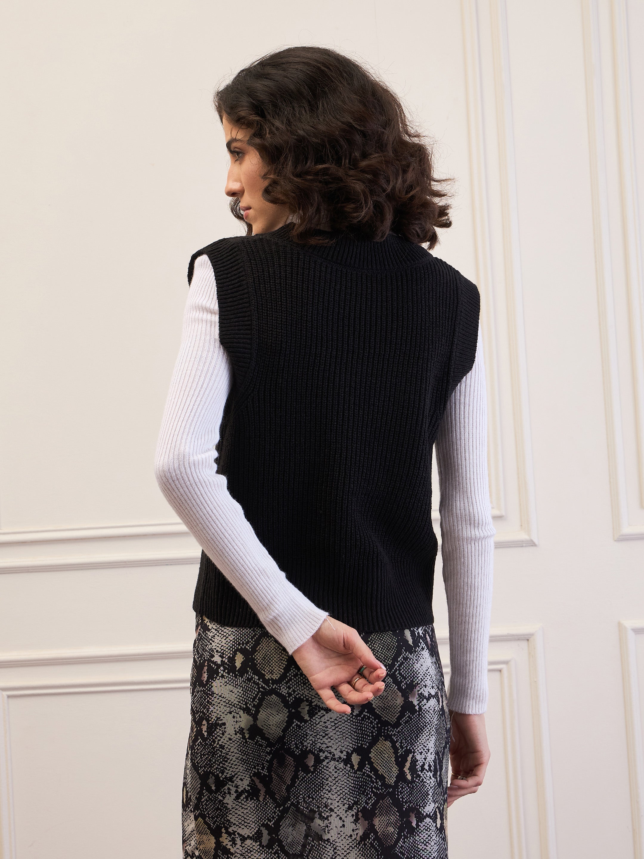 Women Black Solid V-Neck Sweater Vest-SFSWSH7610