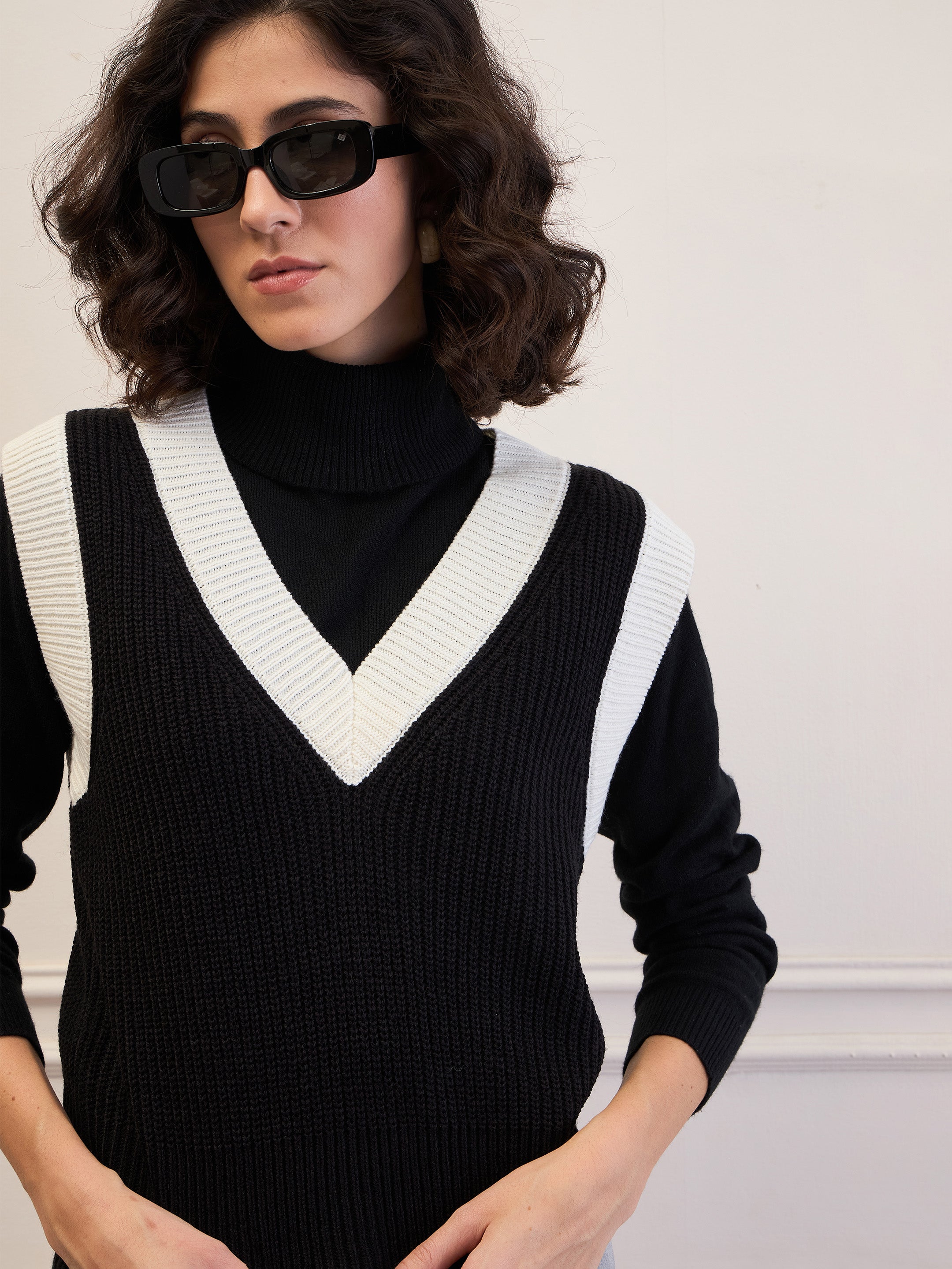 Women Black & White Solid V-Neck Sweater Vest-SFSWSH7613