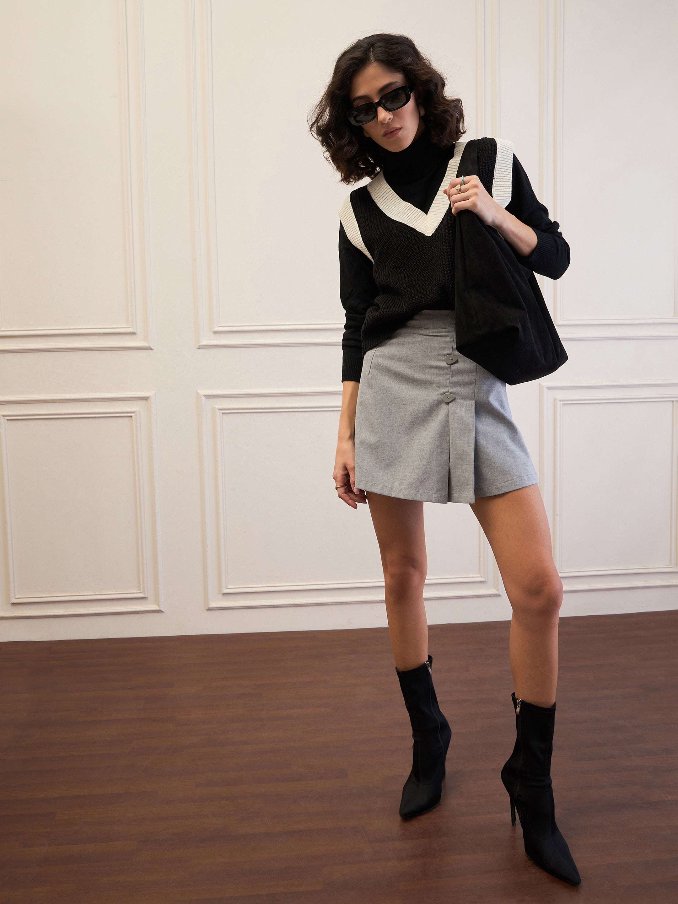 Women Black & White Solid V-Neck Sweater Vest-SFSWSH7613