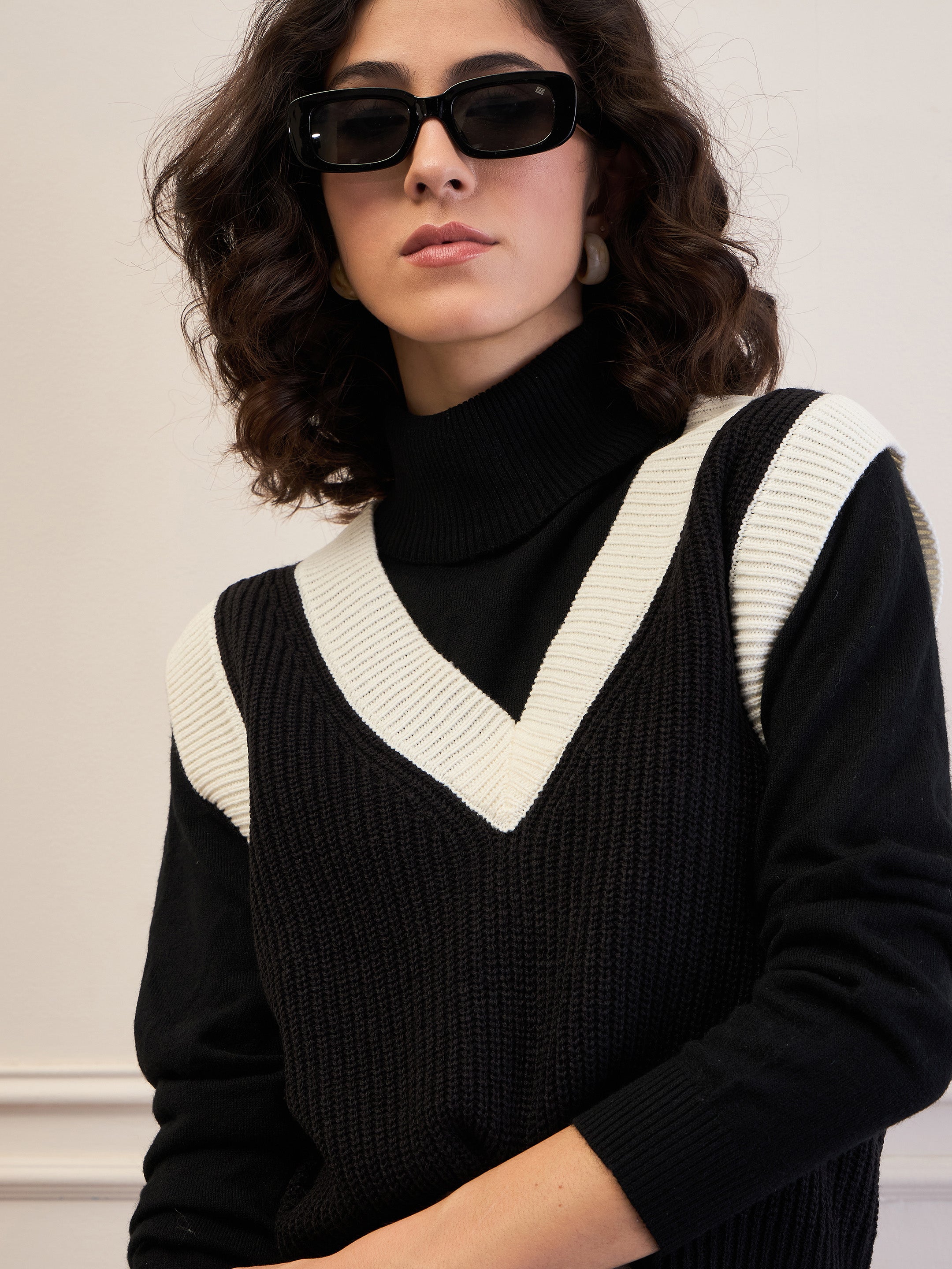 Women Black & White Solid V-Neck Sweater Vest-SFSWSH7613