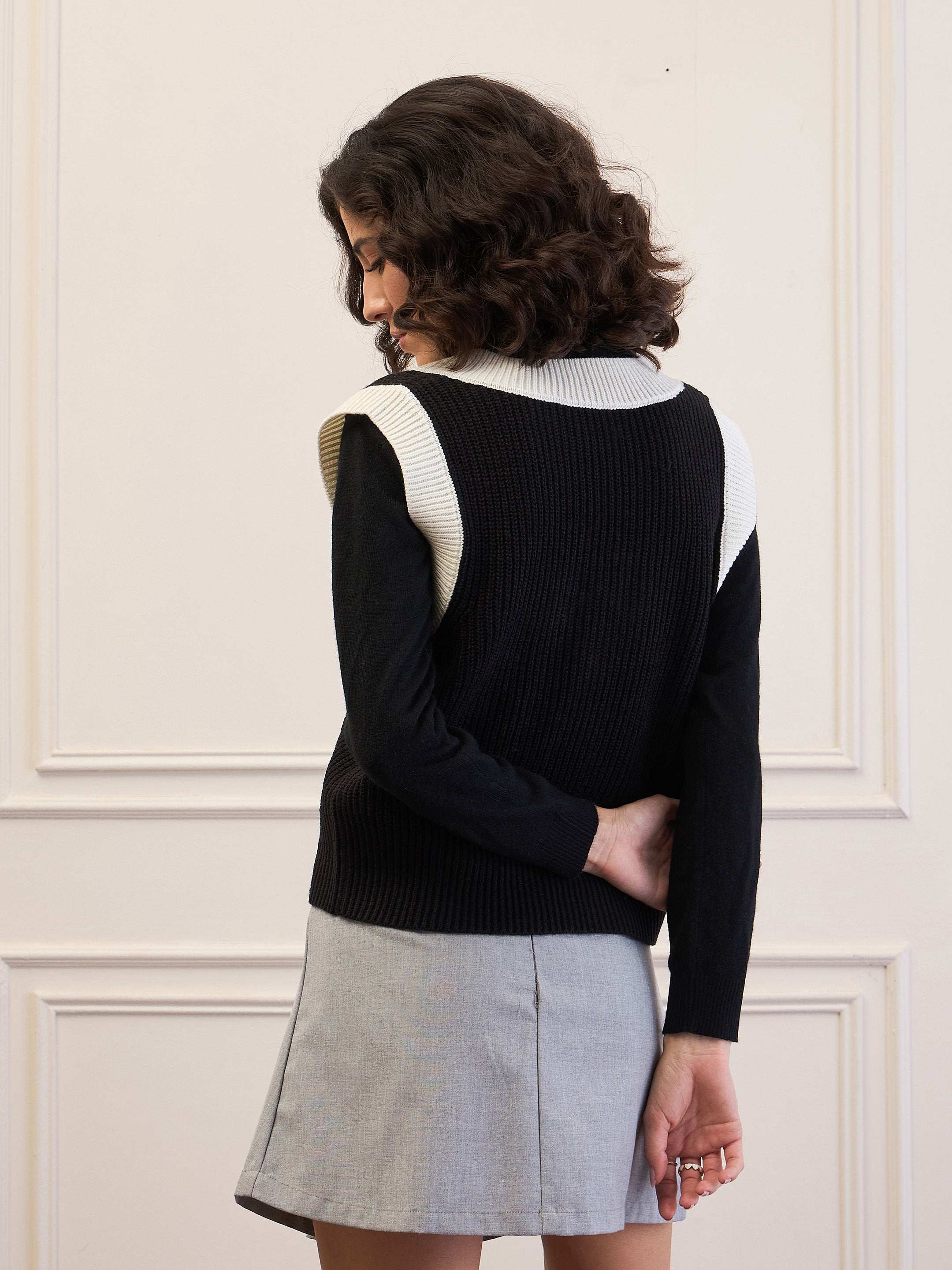 Women Black & White Solid V-Neck Sweater Vest-SFSWSH7613