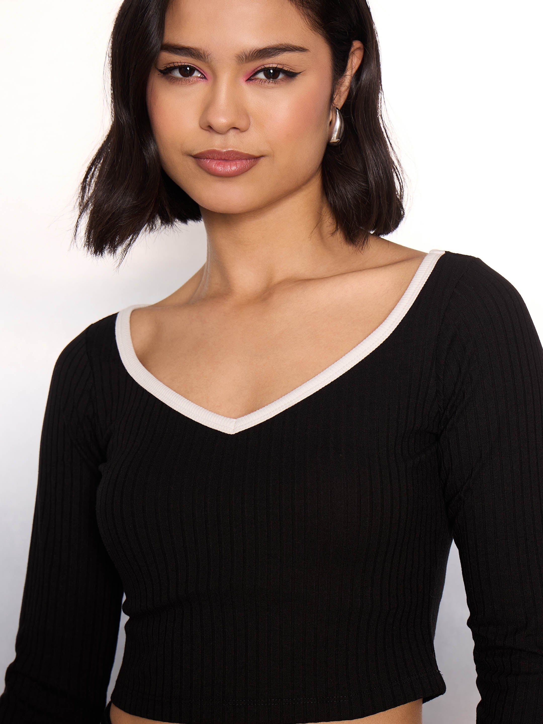 Women Black Rib Sweetheart Piping Neck Crop Top-SFTOPS42360