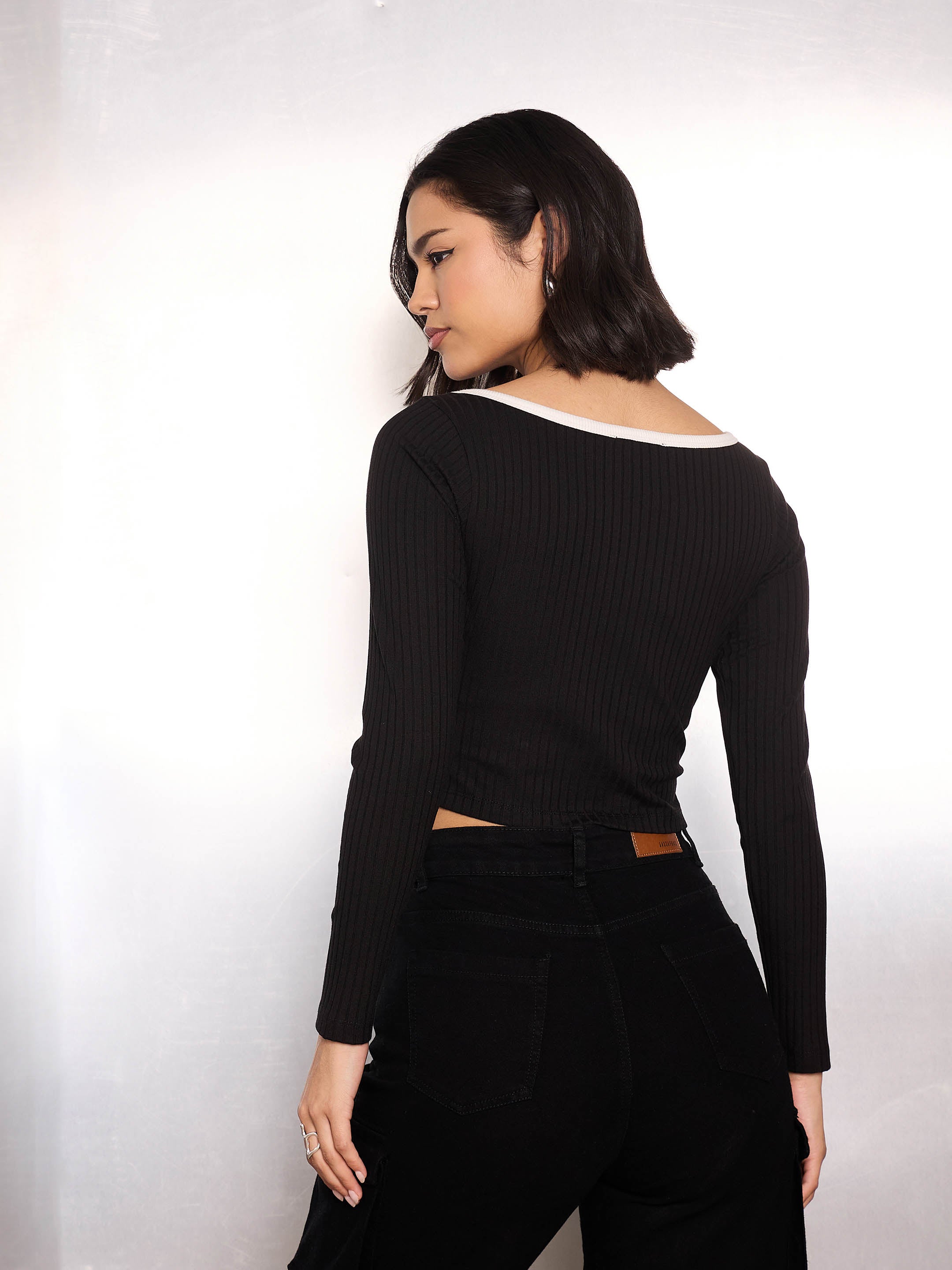 Women Black Rib Sweetheart Piping Neck Crop Top-SFTOPS42360