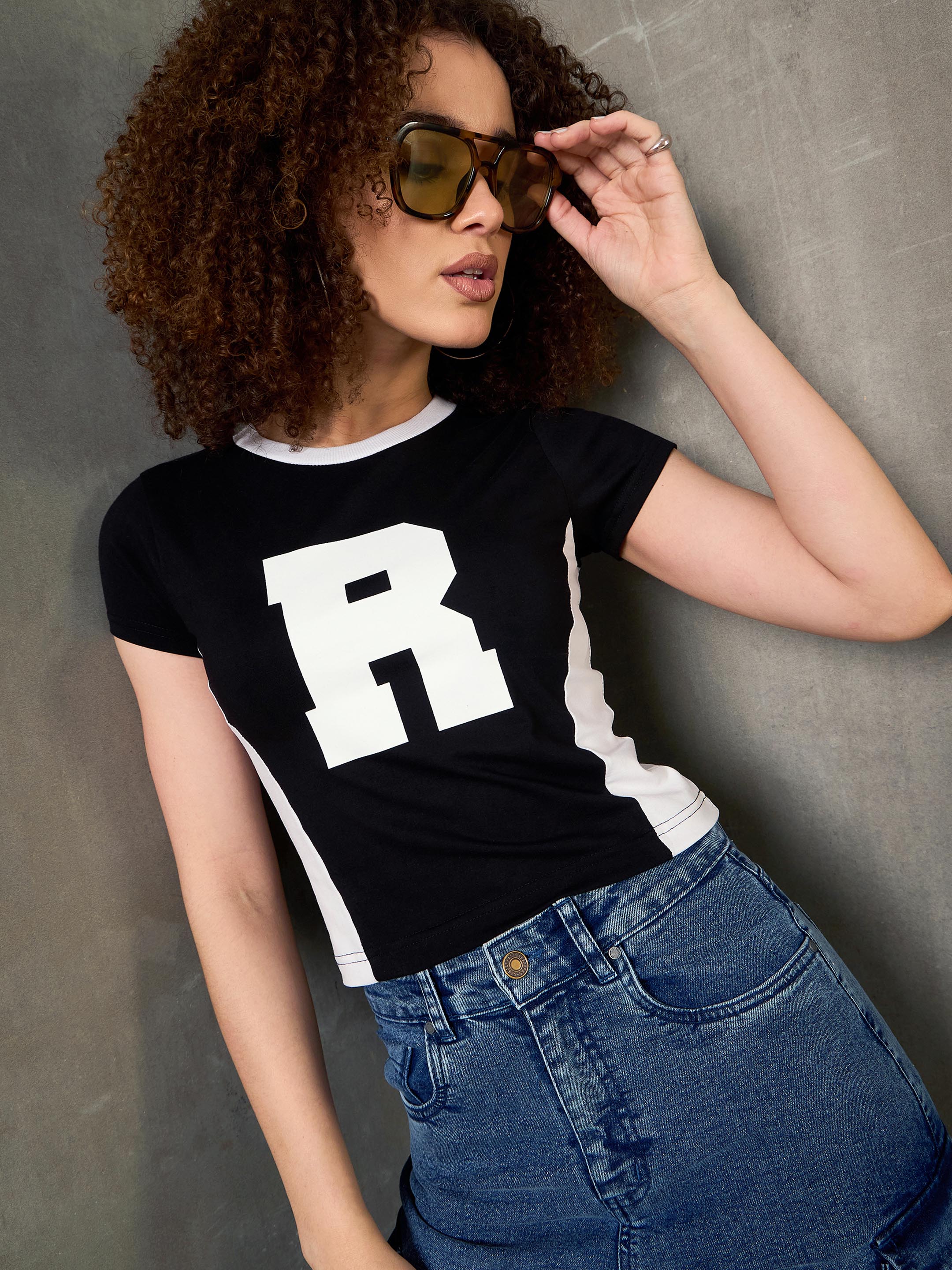 Women Black & White R-Print Fitted T-Shirt-SFTOPS42366
