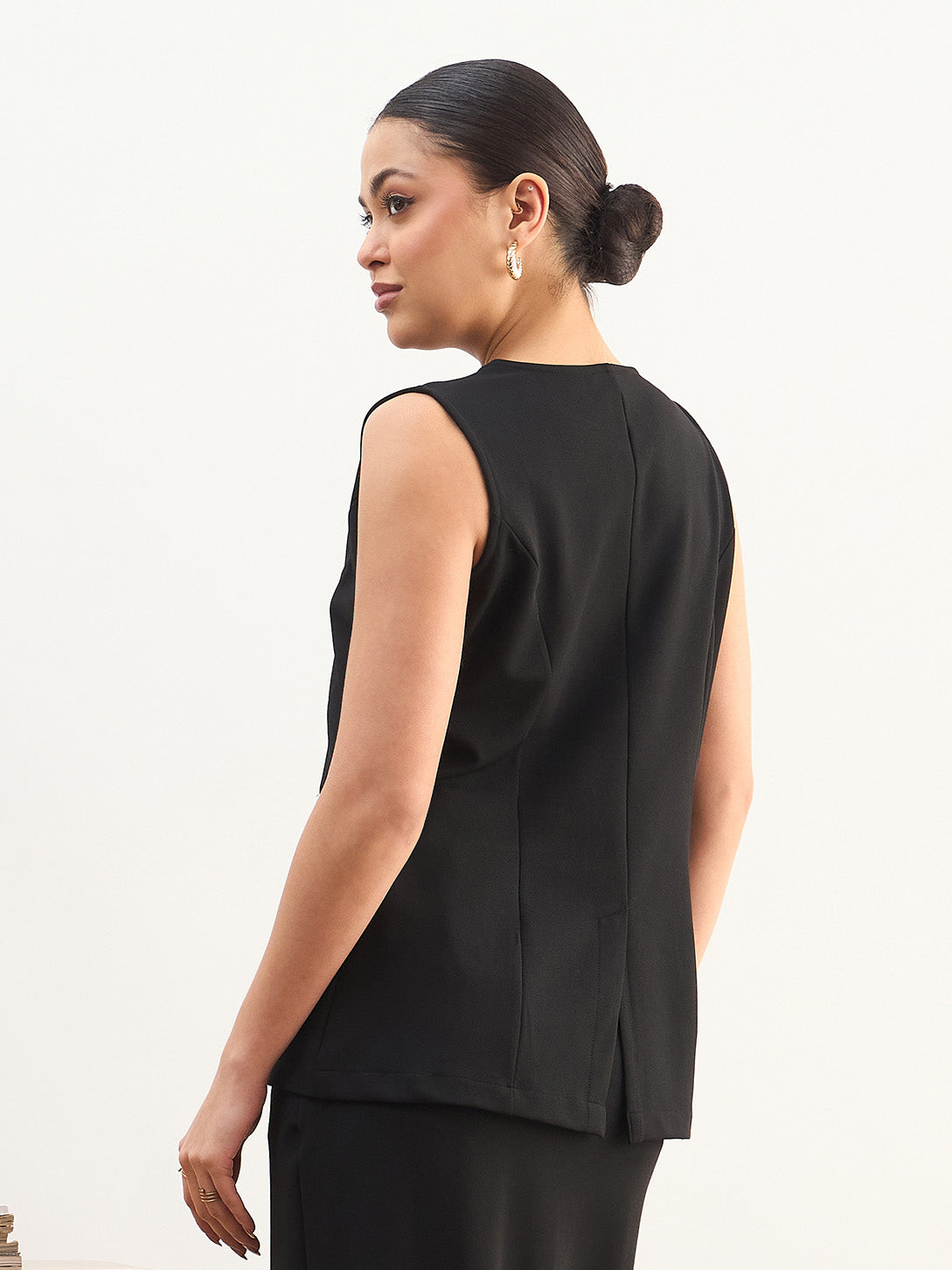 DesiQlo Black Round Neck Sleeveless Front Button Vest - Black