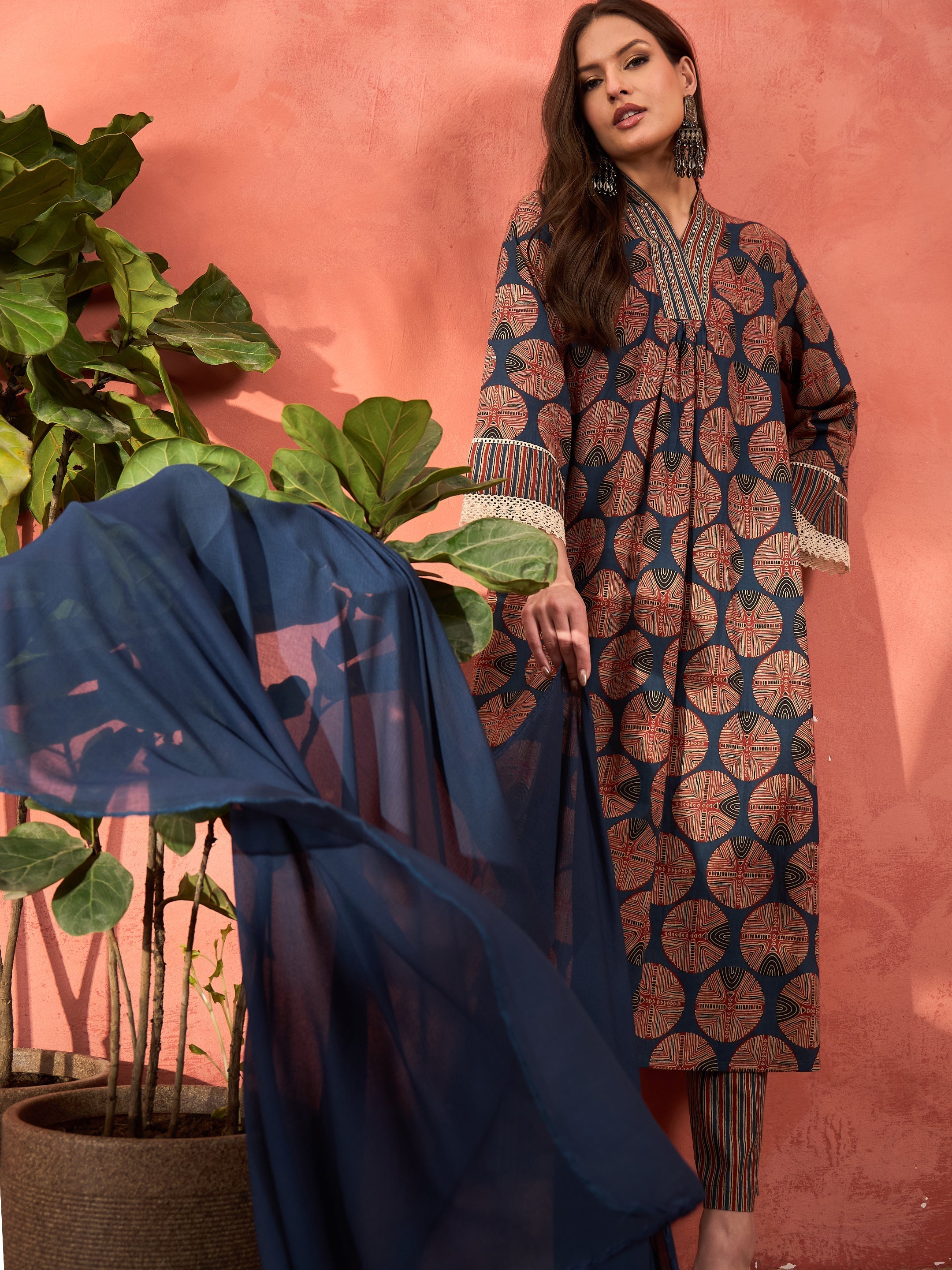 Women Navy Geometric Print Kurta With Pencil Pants & Dupatta-SHSET96313