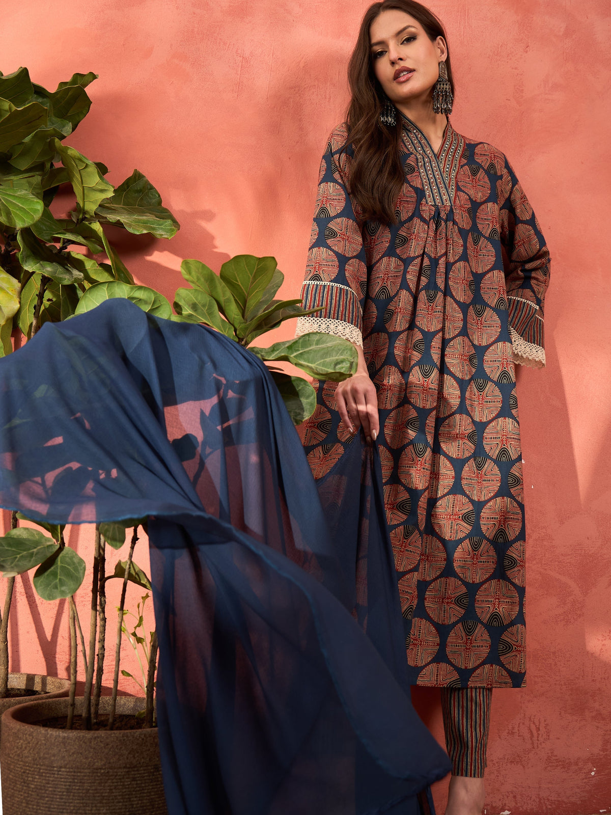Women Navy Geometric Print Kurta With Pencil Pants & Dupatta-SHSET96313