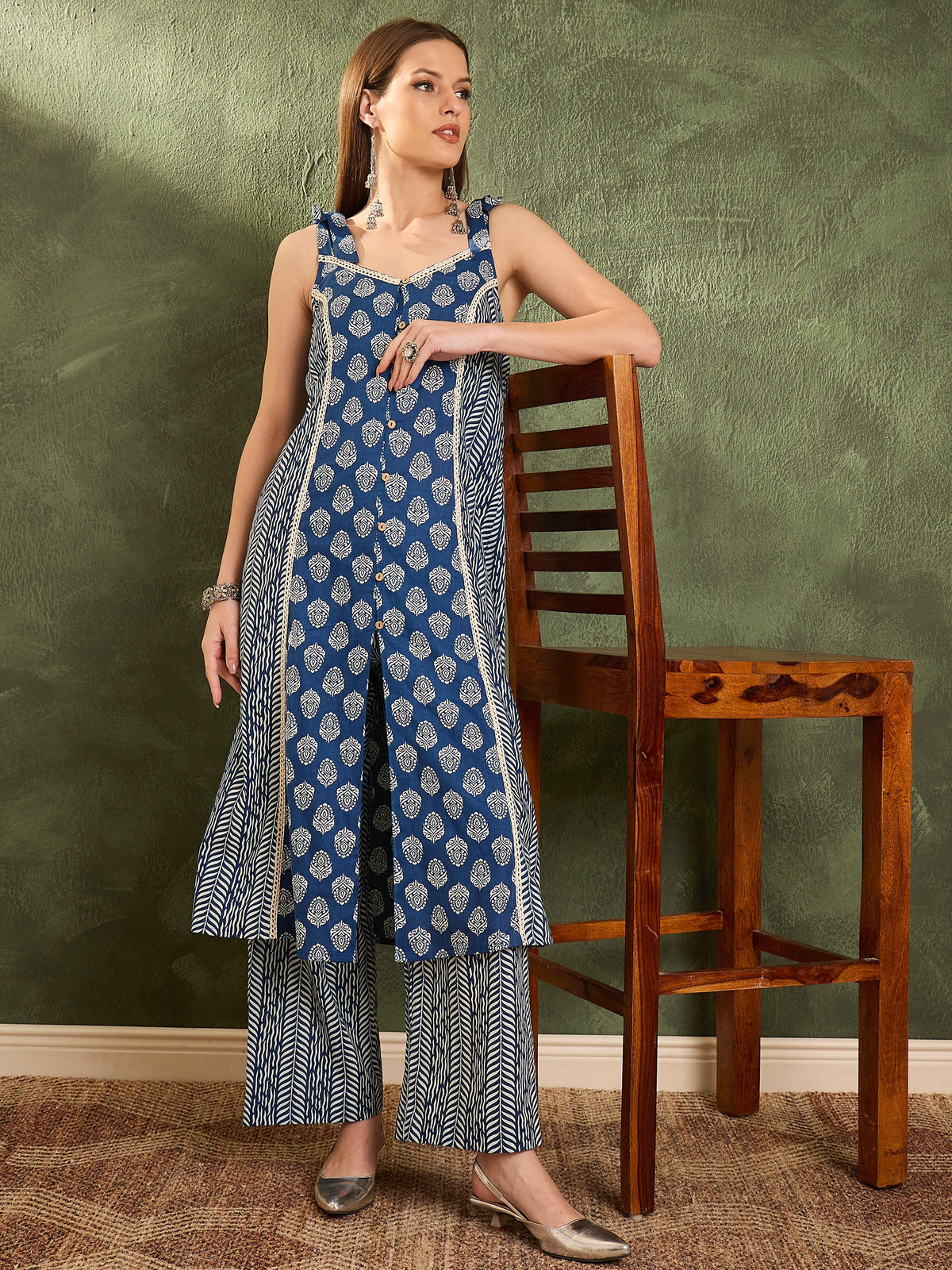 Women Blue Floral Front Button Slit Kurta With Pants-SHSET96458