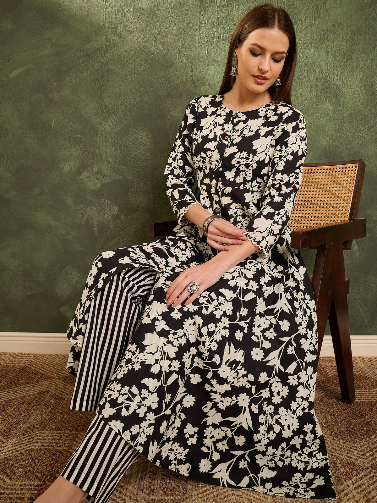 Women Black Floral Button Pocket Kurta with Pants-SHSET96471
