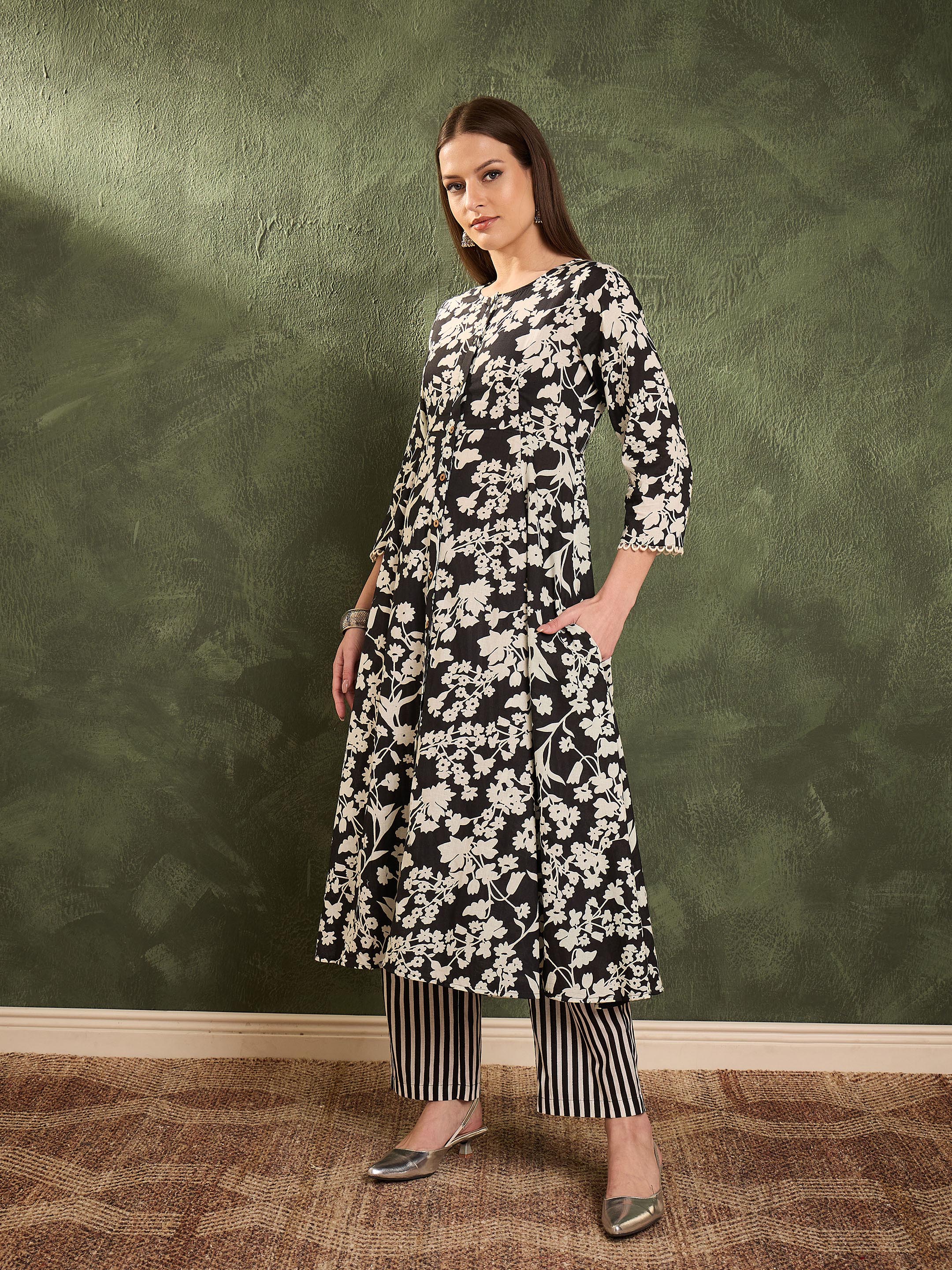 Women Black Floral Button Pocket Kurta with Pants-SHSET96471