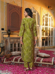 Women Green Silk Blend Floral Embroidered Straight Kurta Trousers With Dupatta-SKSKD3122
